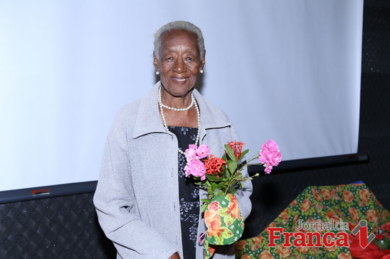 Aos 100 anos de idade, dona Maria dos Reis agradeceu pelo carinho e homenagem (Foto: Ricardo Fernandes/Jornal da Franca)